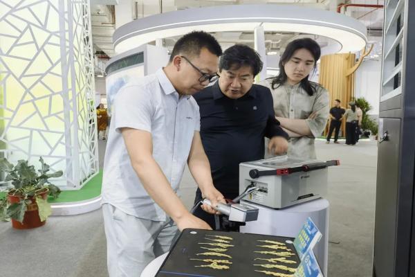 圖：參會(huì)人員關(guān)注托普云農(nóng)光合作用測定儀
