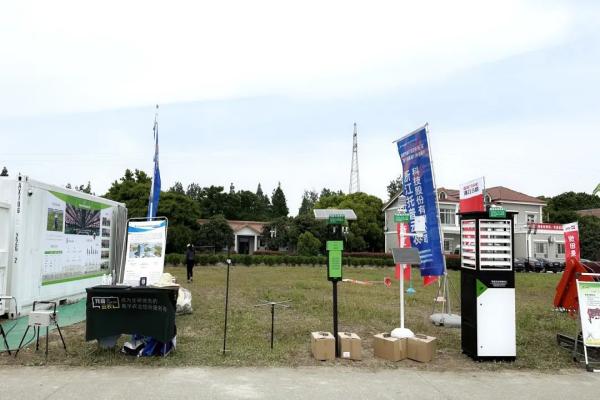 圖：托普云農(nóng)展示種業(yè)基地智能裝備