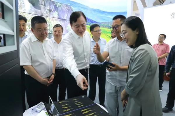 浙江省人大常委會(huì)副主任劉忻、浙江省農(nóng)業(yè)農(nóng)村廳廳長王通林一行蒞臨托普云農(nóng)展位