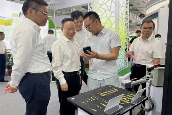 浙江省政協(xié)副主席陳小平、浙江省農(nóng)業(yè)農(nóng)村廳副廳長蔡元杰、浙江省種子管理總站站長施俊生一行蒞臨托普云農(nóng)展位